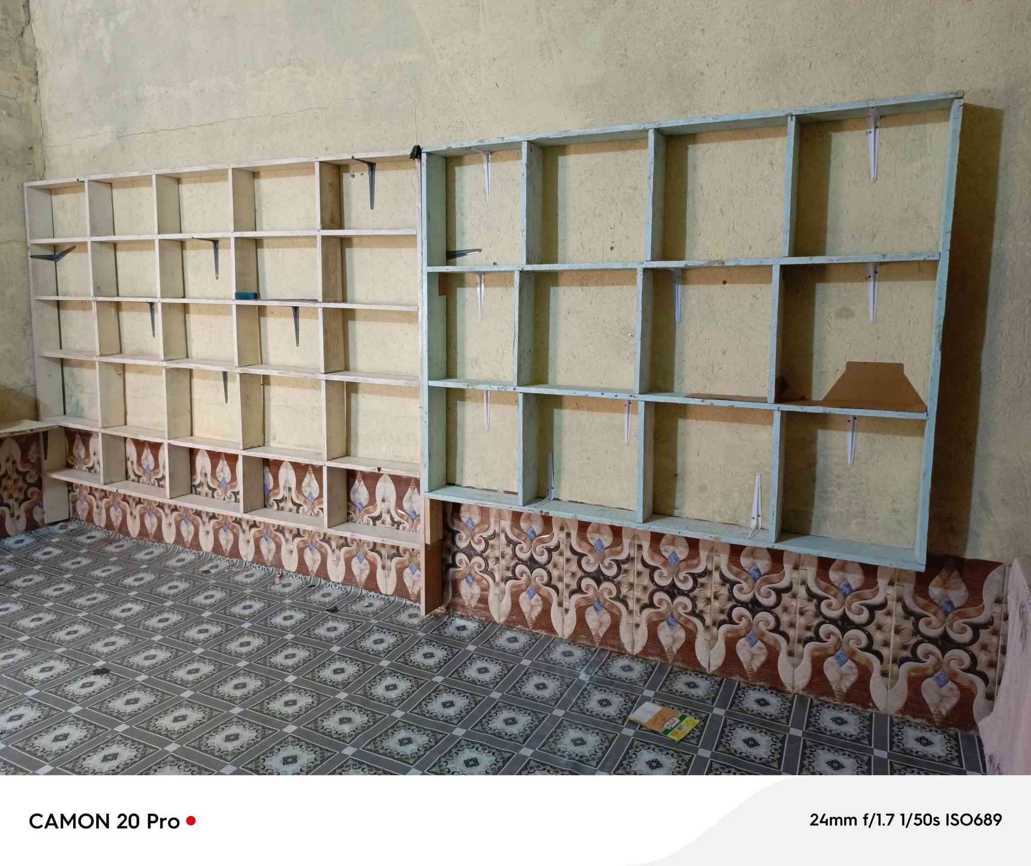 سلام عليكم للبيع عارضه  عموديه جديده استعمال شهرين فقط عل شرط او رفوف نضاف عنواني رميثه رقم ***********
