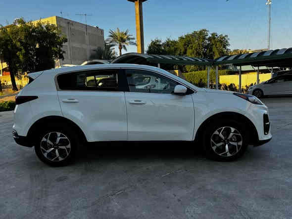 سلام عليكم 
كيا سبورتج للبيع فقط 
مديل 2021 امريكي حادثها مبين بالصور  صبغ بابتين جهة الصدر والصندوق وربع الجاملغ الأمامي توحيد لون بدون ايرباك السيارة حلوه وجاهزة من صدر وتايرات كير مكينه كفاله رقم بغداد وتحويل مباشر  ماشيه 78000miمكانها بغداد الرصافة
سعرها 163$ ورقة وبيها مجال للطيبين 
للاستفسار *********** بغداد
