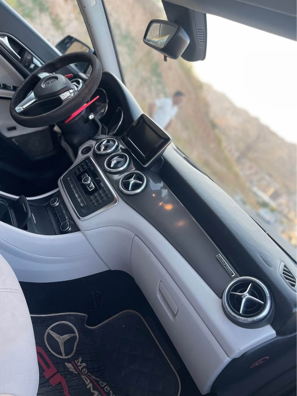 مارسدس موديل ٢٠١٣ 
صفر شركه هولير
سياره بها قطعه و نص بس بخ 
بدون دواخل بدون ارباك
كير محرك تبريد شرط
سياره فول موصفات بدون فتحه
ماشيه ١٢٧ الف
داخل جلد و ابيض
سماعات ماركه
رقم سنوي جديد
تحويل وكاله شرط
بها غرامه ٣٠٠ الف ينزل من السعر
سعر السياره ١٢٨ ورقه و بي مجال قليل
للبيع او المراوسه حسب القناعه 
*********** دهوك, العراق
