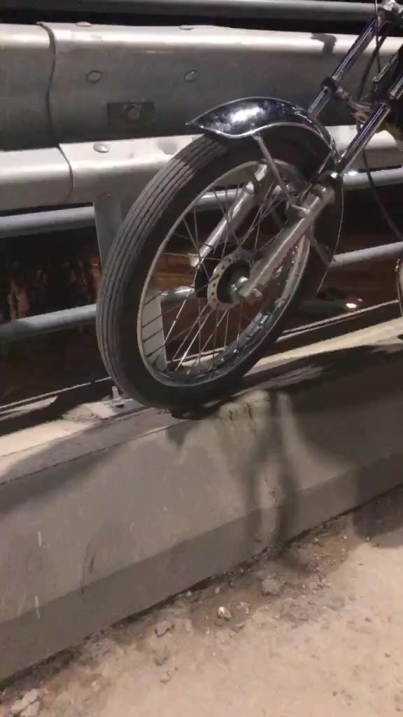 سلام عليكم دراجة للبيع انتنس موديل 24 كله بل شراط اي عيب مابيها تعمير جديد نشاط فول السعر 450وبيه مجال ***********شراي يتصل
