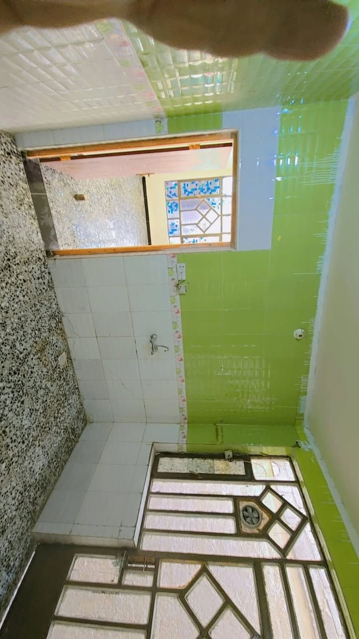 بيت 🏠 للبيع قرب شارع ٢٠ المساحه ١٠٠م قاط واحد  يحتوي  استقبال مطبخ غرفة نوم مطبخ منور صحيات خارجيه وصحيات خارجيه تواصل ***********
