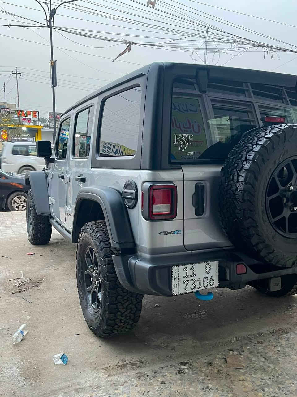 السلام عليكم 
Jeep wrengler willys 4Xe 2024 
1-محرك السيارة هجين (plug _in Hybrid -phev) 4 سلندر تيربو 
2- نظام الدفع رباعي 
3- تشغيل عن بعد 
4- جميع الايرباكات سليمه 
السياره ما بيه كل نقص 
السعر 280 
مكان السيارة بغداد البنوك 
***********
