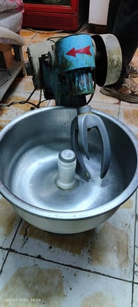 عاجانه للبيع مابيها أي نقص مع صواني بيتزا عدد  14 اصلي  07826822783