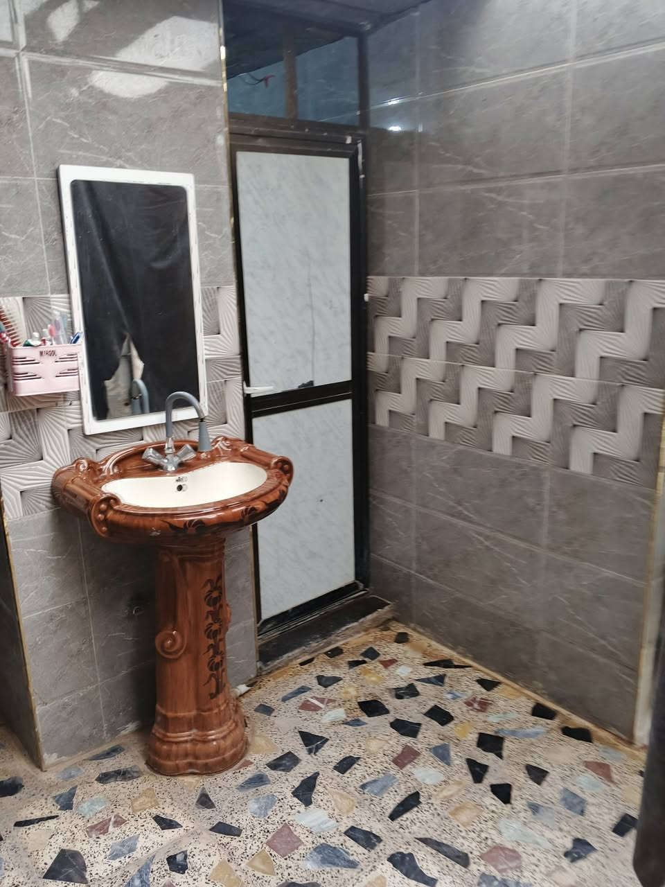 السلام عليكم دار للبيع المساحة 100اقرار25خلف مول الأمراء شارع الملح البيت جاهز من كلشي ماء كهرباء جاهز اتصل ***********
