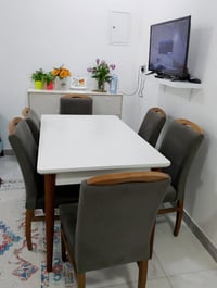 ميز طعام • 6 كراسي 3 متضررة • حي الحسين بغداد