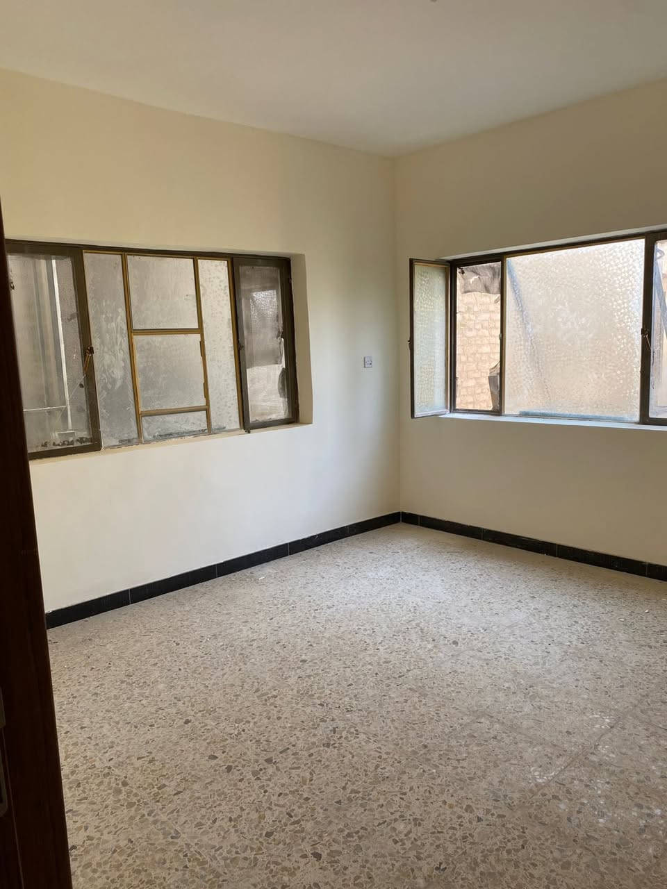 السلام عليكم (للعوائل فقط )
.شقه للإيجارطابق ثاني تقع في كمب ساره قريبه جدا على الشارع العام.
تحتوي على 
1-غرفه نوم عدد (2)
2حمام 
3-مطبخ 
4-هول 
5-خدمات لانترنيت 
6-سخان ماء  
للاستفسار (***********)
