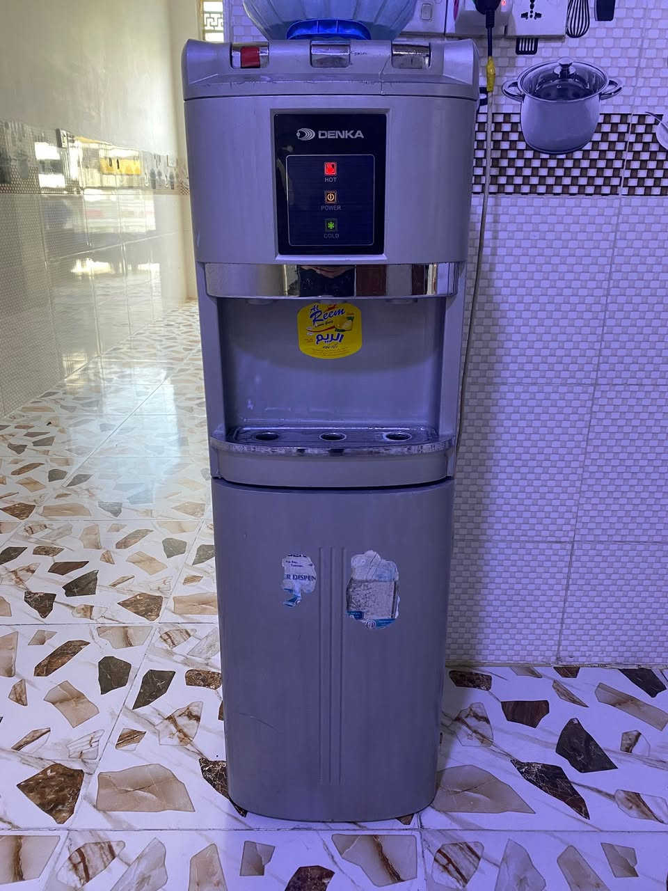 براد شغال حار وبارد ودافي وثلاجة شغال كامل بدون نقص لا خياس ولا زنجار وضع بلادي السعر ٦٠ وبي مجال بسيط كلش ***********
