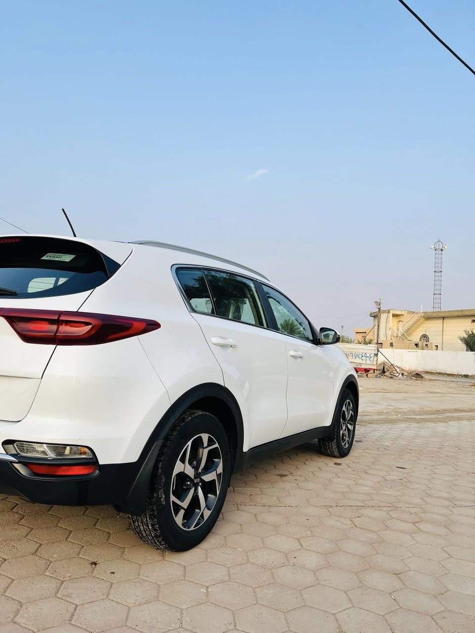 سلام عليكم اسبوتج خليجي موديل 2021بنراما  رقمها اربيل رقم جديد وهزه جديده سياره مناقصها اي شي تحويل ثاني يوم سنويه بسمي شركه الدوليه  ماشيه 90الف سياره جديده مال بيت مكفوله كفاله عامه بس بيها بارد علكد اربع اصابع بسفل البال الخلفي يعني ولا مبينه شي كلش قليل كير مكينه مكفولات السعر 223وبيها مجال قليل العنون محموديه وهاذه رقمي *********** وبي واتساب
