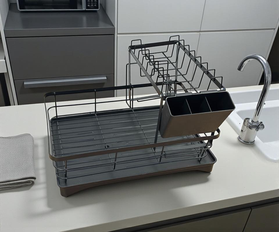 رتّبي مطبخك بقطعة واحدة ذكية! 🧼🖤
رف تجفيف وتنظيم بكل التفاصيل اللي تحتاجيها 👌
صينية عميقة مع صنبور يصرّف المي مباشرة للحوض 🚰
مكان للصحون، الكاسات، السكاكين، ولوح التقطيع ✅
هيكل متين مقاوم للصدأ… تنظيفه سهل وسريع ✨
يوفر مساحة ويفتحلك مجال حركة على الرخامة 💪
جمال وأناقة وتنظيم… الكل بمكانه!

‎للحجز والاستفسار، نحن بانتظاركم: 📞 اتصل بنا مباشرة: *********** 💬 أو راسلنا عبر الواتساب مباشرة📩 كما يمكنك مراسلة الصفحة مباشرة عبر الخاص.
‎🚚 خدمة التوصيل: متوفرة لباب البيت في بغداد وجميع المحافظات. 
الراقي ستور - اختيارك الأنسب دائماً. ✨
