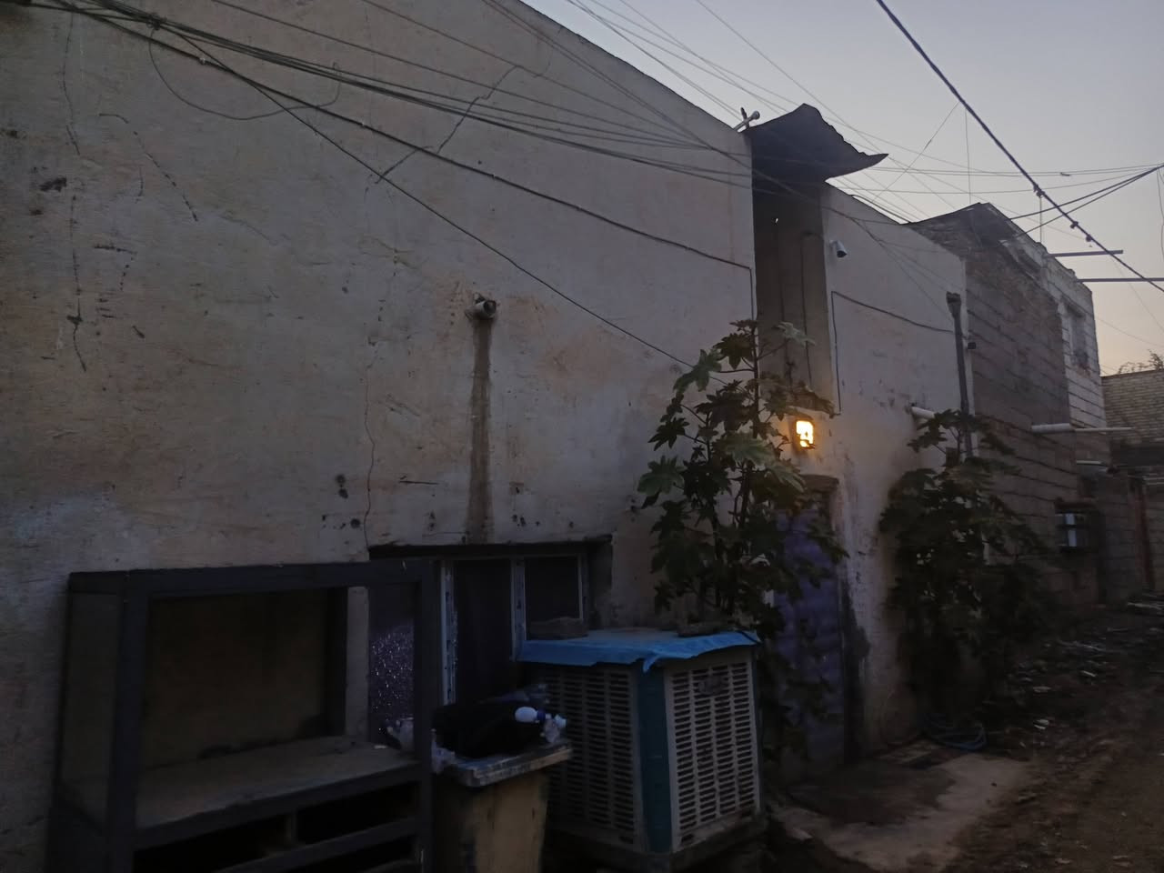 السلام عليكم ورحمة الله وبركاتة 
بيت للبيع او مراوس  مساحة 90متر واجهية تسعة  يتكون من غرفة نوم وصالة كبيرة ومطبخ وحمام وخلفية وصحيات البيت مربع طابق واحد العنوان طويريج شارع اربعين قرب الطابو والفرع الة مخرجين للاستفسار الاتصال على هذا الرقم ***********
