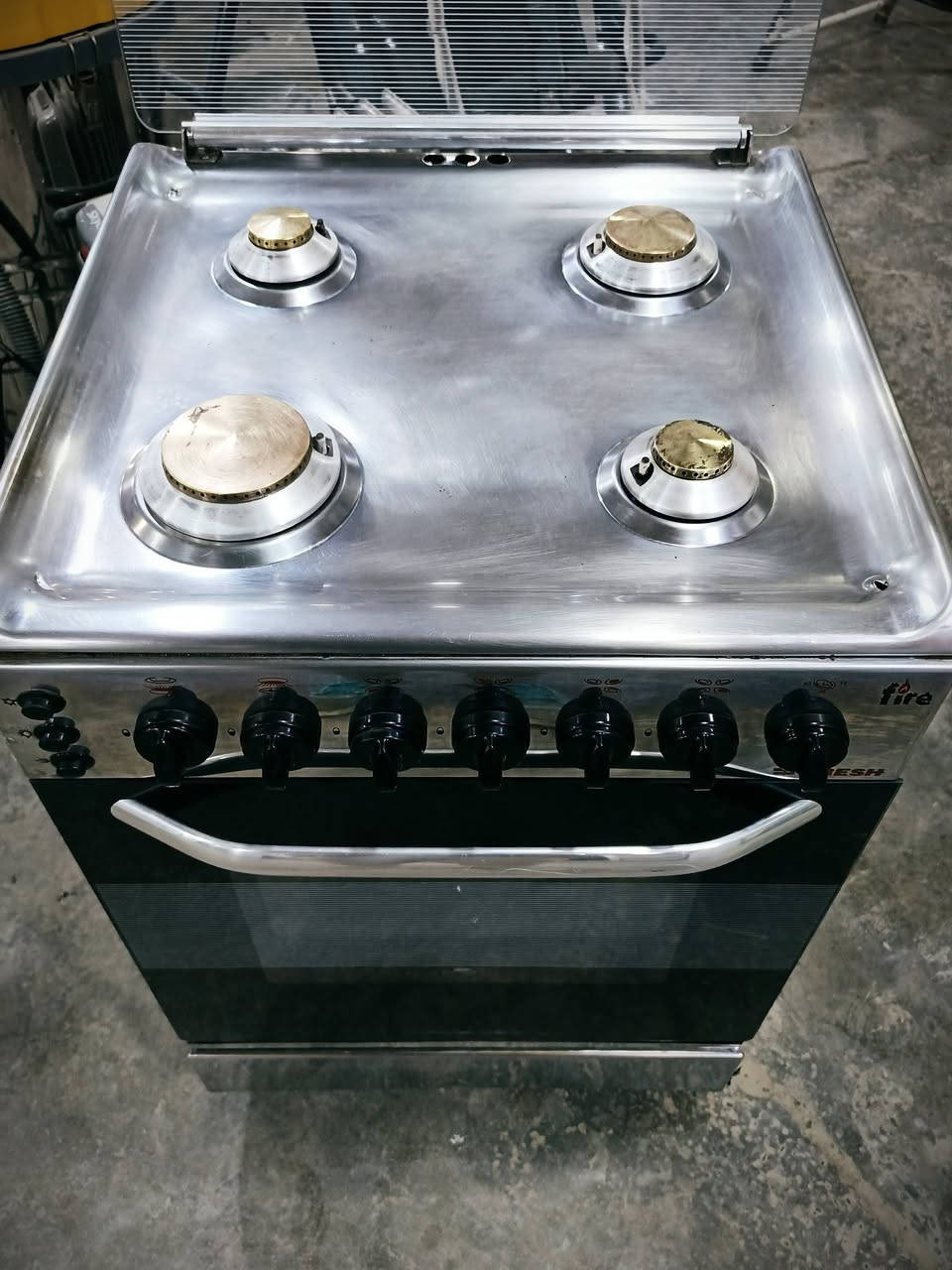 طباخ فريش مستخدم اربع عيون نظيف كلش شغال فرن فوك وجوه
***********
