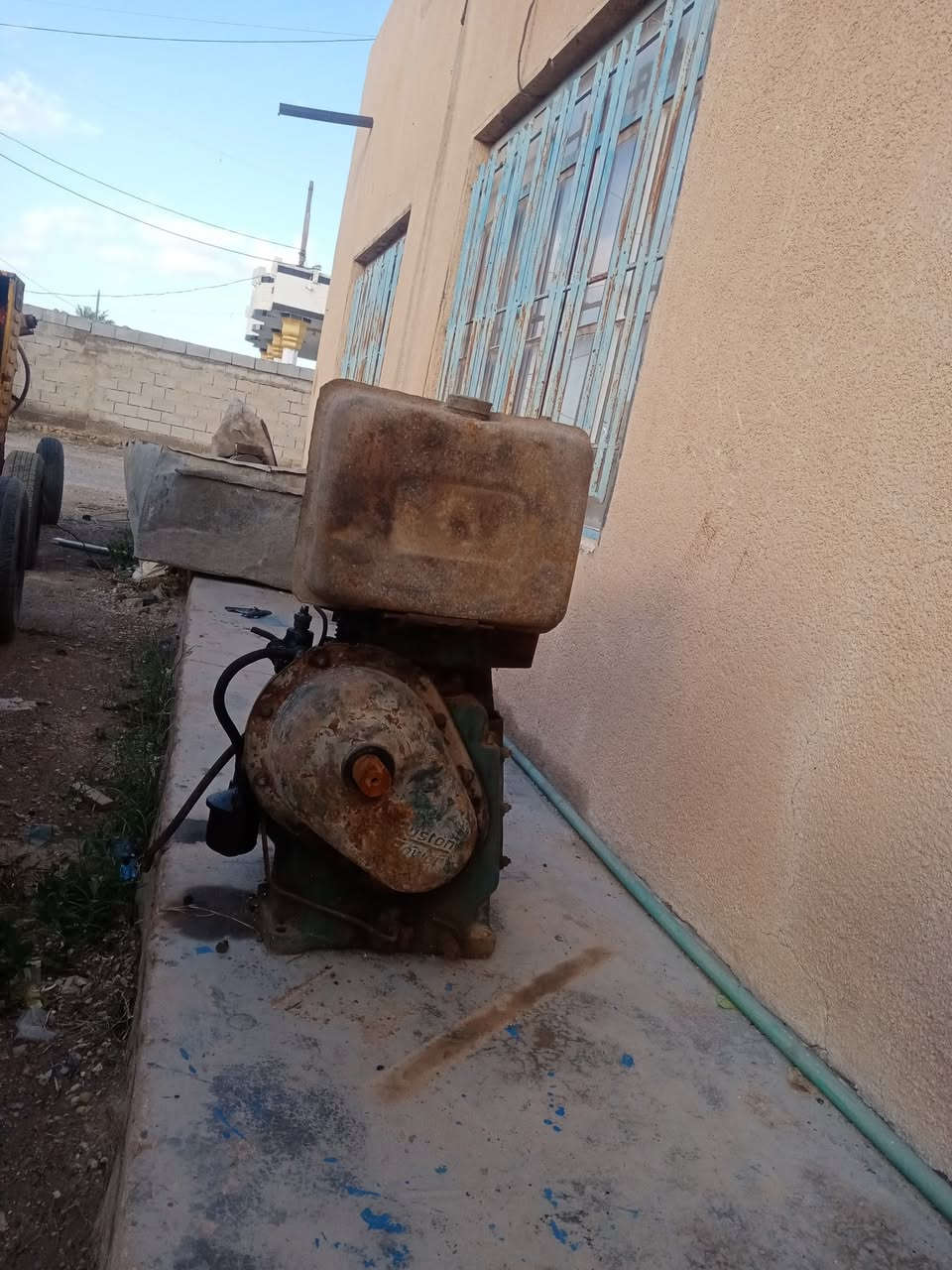السلام عليكم محرك للبيع متروك محرك سبعه ونص السعر ٢٠٠ السكن الرمادي التواصل ع هاذه الرقم ***********
