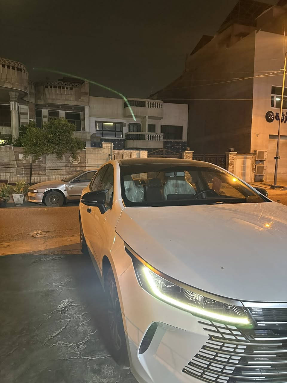 السلام عليكم
سياره BYD دستروير 05 2025 للبيع 
مواصفات السياره 
گير ماوس 
شاشه قلاب 
دخول ذكي 
تشغيل عن بعد 
بصمه بالابواب 
قماره ppf اسود 
كت سوادات كامل 
تغليف بگ لايت 

السياره ماشيه 20 الف ملحقاتها كامله مثلث شاحنه جهاز منفاخ للتايرات السياره كامله 
السياره بيها pdr بالمكان الموضح بالصوره بالباب الخلف السايق فق الباقي مكفول كفاله عامه مكاني بغداد للاستفسار : 
***********
