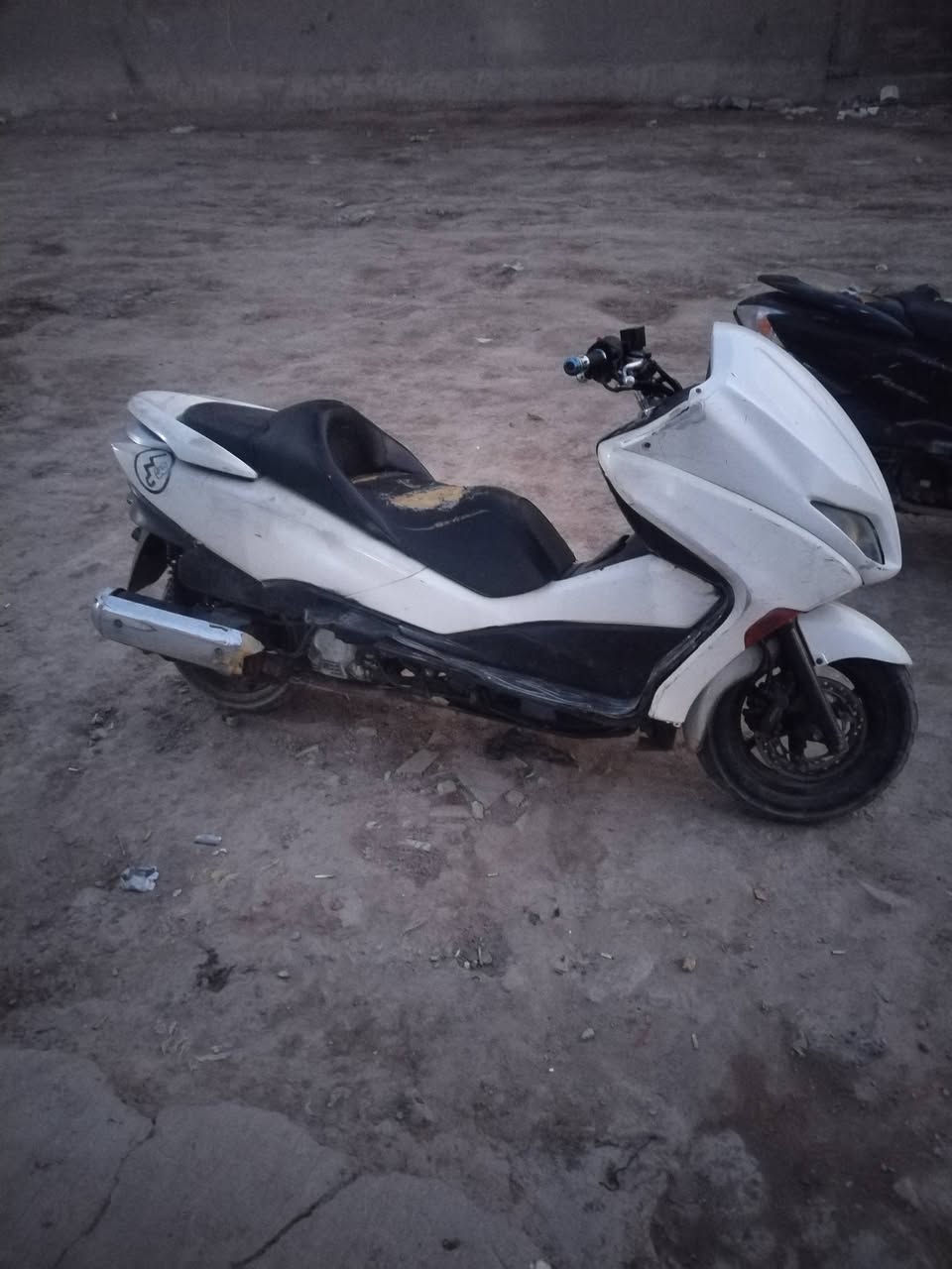 السلام عليكم
دراجه للبيع 010

دراجه ماشيه 68 كربائيات كلهة شغاله حساس ستاند كير شغال 7نمر 4تحويلات دراجه نكره بكل وقت حماوه جون النص ثابته معدل 160 تغفل للئخير بس نقصه التريشه الجوه وكفراتهة 70بل ميه نضافتهن مستعجل ع البيع سبب محتاج فلوس تواصل واتساب او ماسنجر ***********
