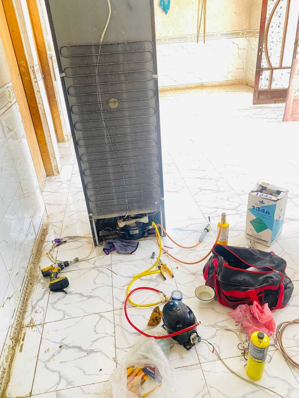 السلام عليكم ورشة هشام الدليمي لصيانه وتصليح كافة انواع الثلاجات والمجمدات بانواعها وعمل بأحترافية وبأسعار مناسبة وانت كاعد بالبيت نجيك وين متكون وبالخدمة للاستفسار هاتف ***********
