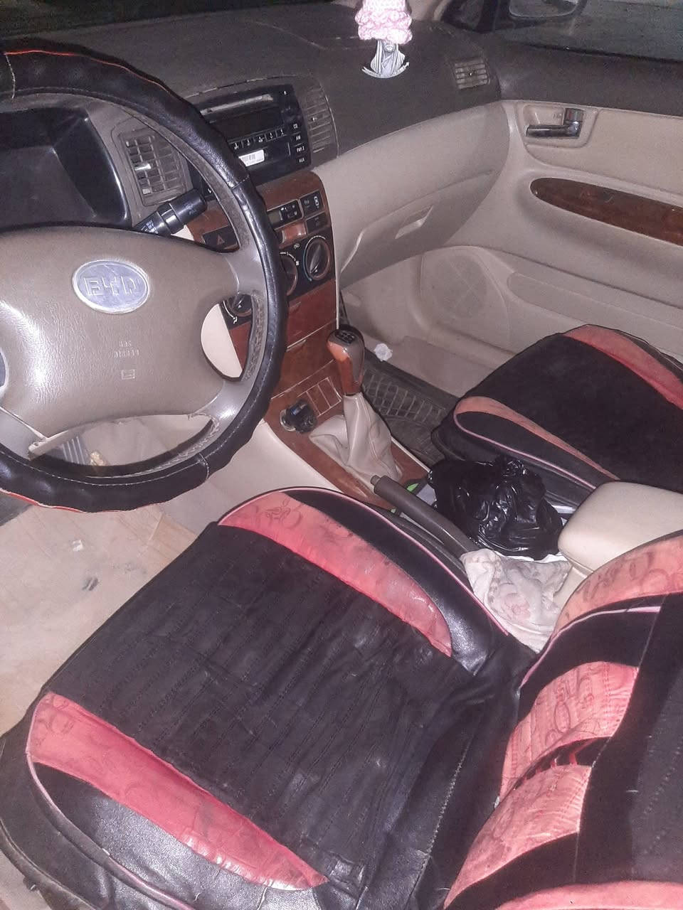 السلام عليكم بي واي دي إف كير عادي موديل 13 تحويل مباشر تخم تاير باتري جدد تبريد حدادية جديدة محرك كير سيارة جاهزة كشر لاضربه ولاتبديل ولاصبغ تكحيل قليل بالباب عكس سايق مكاني كوت السعر 45 للاستفسار *********** يوجد واتس اب
