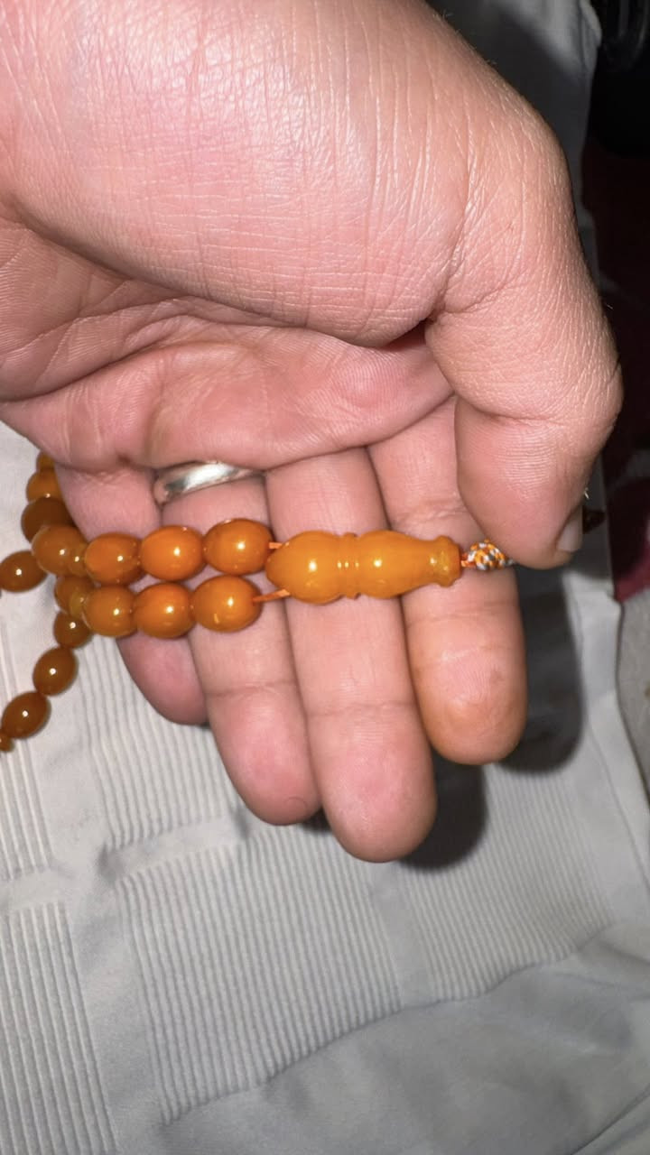 سلام عليكم سبحتين للبيع للتواصل واتساب *********** مكاني بغدادالاعظميهالاوله بولنديه مكفوله من الحراره والمعالجه وقديمه حيل الوزن 22 غرام السعر 225 الف جوه سعره بهوايه ومعروفه اسعار البولندي بالسوك اغراماته 
الثانيه كبسوليه جنيه بيظه بدايه تغليف قديمه عدي شاهده يموت الوزن27 غرام السعر 160 الف قع كلش حلوه بس الكامره ظالمته شراي راسلني واتساب او اتصل مموجود علا الفيس بوك
