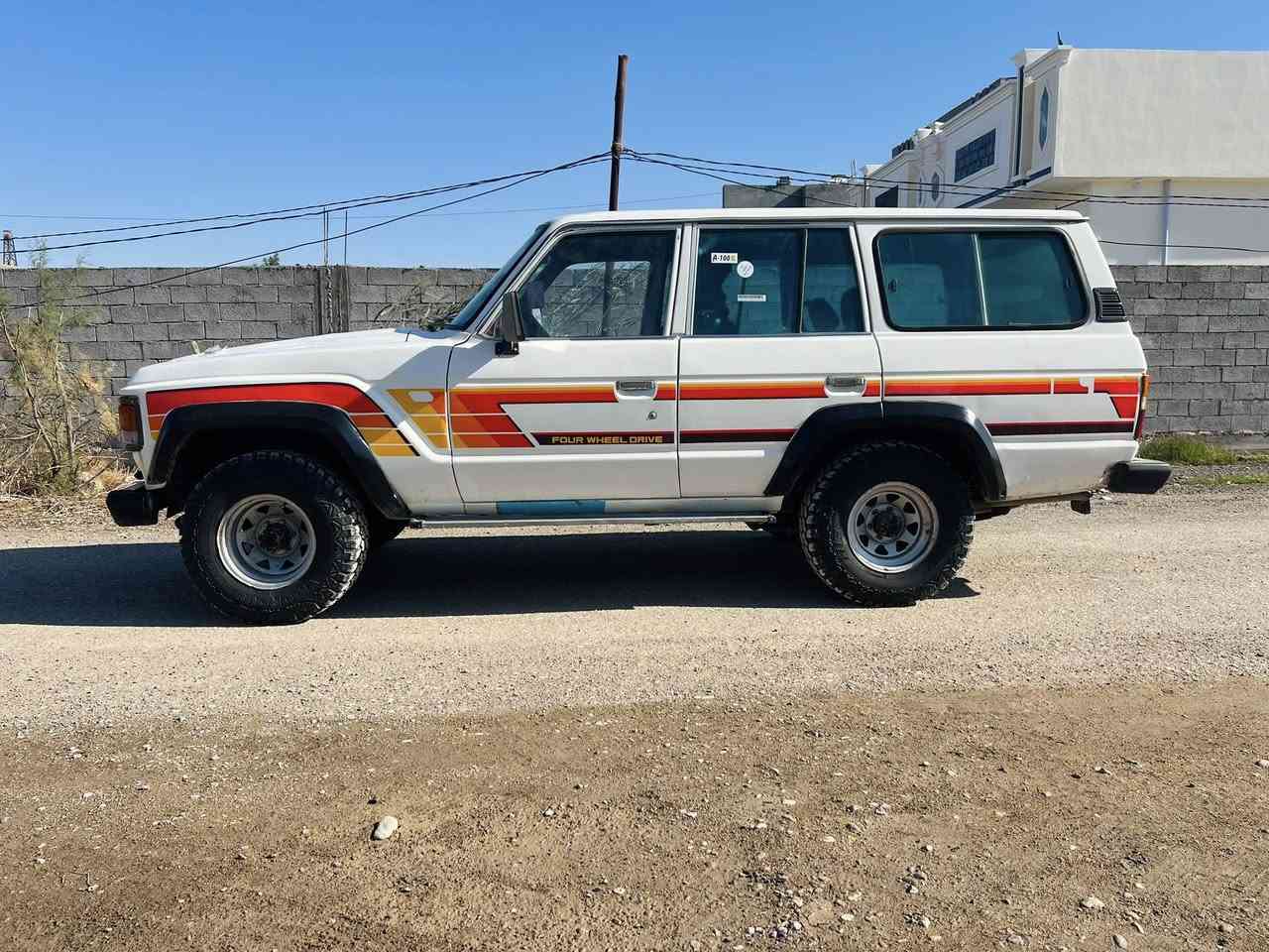 سلام عليكم لاندكرزو موديل 83السياره معمره جديد عله ايدي اي نقص ما بيها ومنضومه غاز شغاله العنوان بغداد بسمايه السعر 52بيها مجال للشراي ***********
