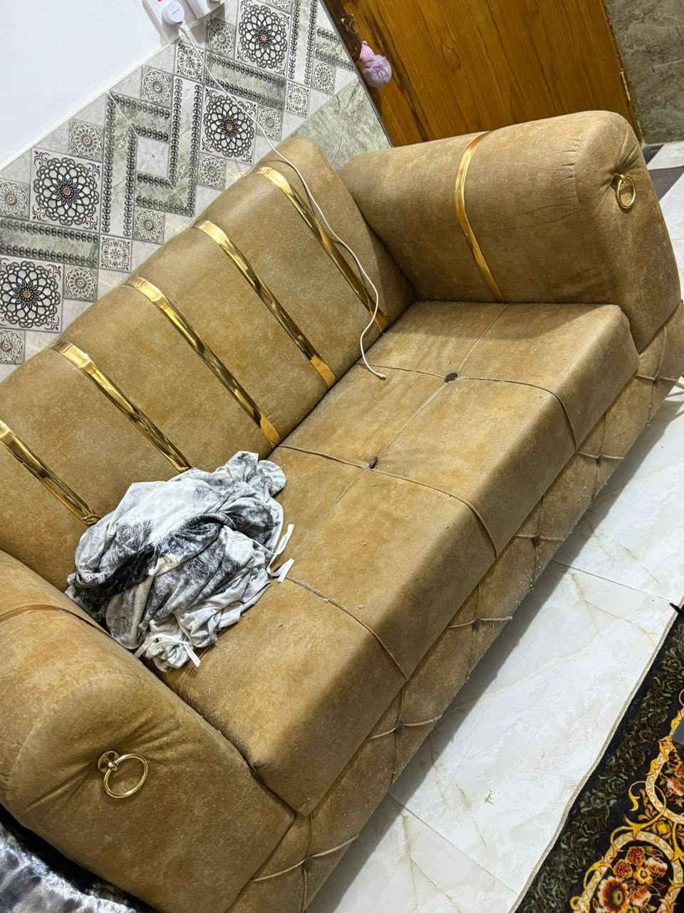 سلام عليكم تخم 10 مقاعد لونه ذهبي ويا وجهه تخم كامل ويا 8 كوشات
السعر 350الف
وبيه مجال للاستفسار الاتصال على الرقم ***********
