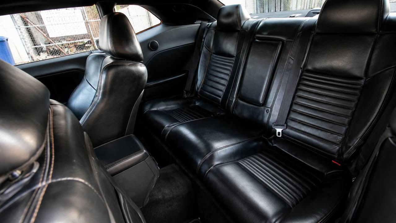 دودج تشالنجر Shaker 2014 إصدار Centennial (المئوية)
محرك HEMI سعة 5.7 لتر V8.
فئة Shaker Full Option (1/1).
كلين تايتل، بدون حوادث، وبدون أي صبغ.
مستوردة من أمريكا وهي زيرو، وكانت عند دخولها العراق تمشي 576 ميل فقط.
الممشى الحالي 78 ألف ميل.
رقم بغداد – مشروع وطني.
السعر: 137 ورقة 
***********
