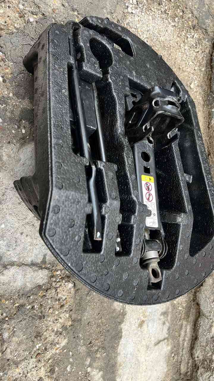 فلينه معا ملحقاته جك و ويل سبانه اصلي بس الجك بي عواج صالح لل استخدام مثل ما موضح بالفيديو 
 جيب شيروكي م20 
ب40 الف مكاني بصرة
للتواصل الخاص مفتوح


**إذا كنت صاحب هذا الإعلان وتريد حذفه لأي سبب، رجاءا أرسل رسالة إلى الدعم الفني**