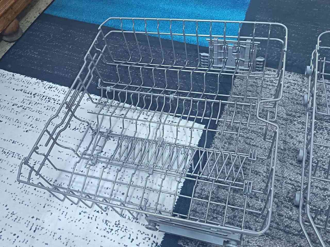 سلات للبيع جديده مال غساله هايسنس عدد 2 قيم وأخذ ***********
