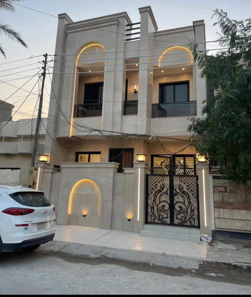 للبيع في السيدية ( الاعتماد الهندسي للعقار)
المساحة 140م الواجهة 7م: | النزال: 20 متر

لموقع: مربع الضباط، شارع 15متر
 
البناء: حديث مودرن فول درجة أولى 
الطابق الأول: صالة واسعة مطبخ  خدمات هول حولي غرفة نوم 

الطابق الثاني: 3 غرف نوم  خدمات

الطابق الثالث : غرفه نوم وخدمات بيتونه 

(التعامل والتفاوض مع صاحب العقار 

📊كل ماعليك الاتصال أو المراسلة على الصفحة *ʲᵒⁱⁿ ᵘˢ*

الفرع الاول / الـسـيـديــة الضباط مقابل افران الرباط
 الفرع الثاني /شارع العلوة مقابل مدرسة حلم الغد الاهلية 
الفرع الثالث / عرصات الهندية مجاور فندق بلوم 

***********-***********

‏‎   نكفيك عناء البحث......
‏‎   لتمتلك اليوم عقار الغد. 

‏‎زبائننا الكرام بِكُم نَرتقي ونَتشرف بزيارتِكم ونَفتخر بخِدمتِكم ❤
‏‎‏#Engieering_accreditation_of_the_property
