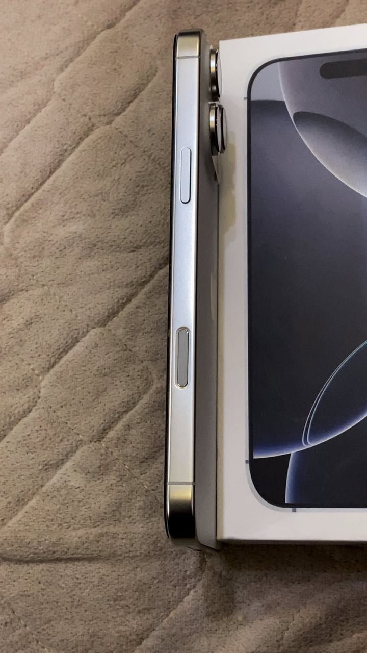 السلام عليكم
ايفون 16 برو ماكس ابيض 
ذاكرته 256
بطاريته 100 
مشحون 9 مرات حتى سيم كارت ممخلي بي 
بعده بضمان 
كيبله ممفتوح 
سعره 1450 الف مكاني بغداد 
*********** واتس
