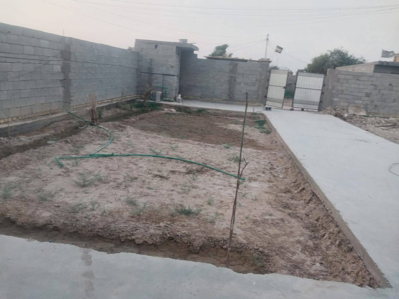 يا الله سلام عليكم بيت مساحته 1000م للبيع او مراوس ابيت بلخماس الأولى او حواس  حسب القناعه 

الموقع الخماس الثانيه منطقه شريف الرضي مقابل معمل سوس بناء حديث يحتاجله ارضيه فقط 
مثل ما موضح بلصور 
للستفسار مراجعه مكتب الرحمن منطقه الخماس شارع الرسول محلات سليم خريبط او الاتصال📞👇
ابو مؤمل
***********
ابو رسول 
***********
