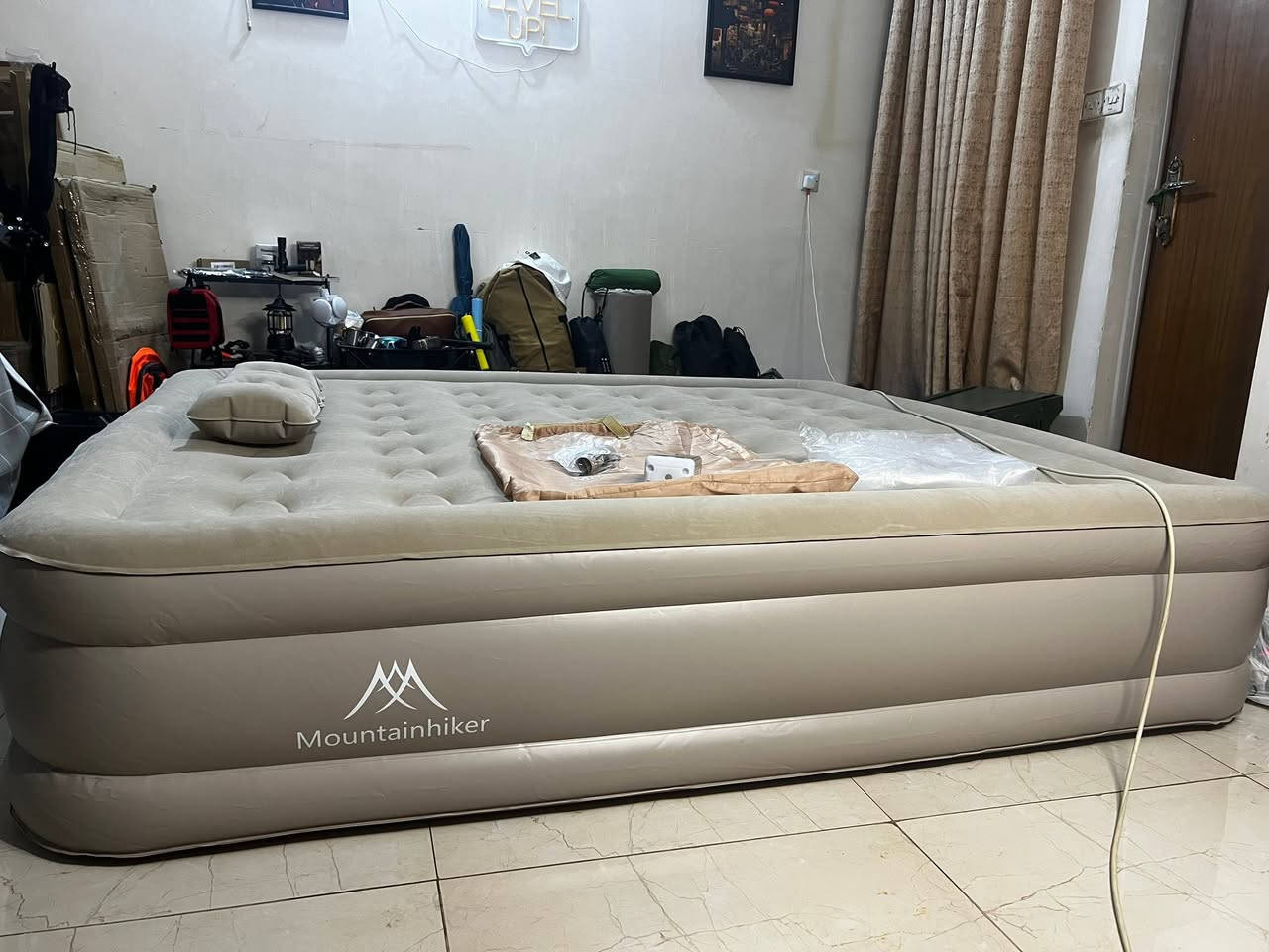 ️ مرتبة هوائية Mountainhiker مزدوجة (شخصين)
✨ المواصفات والمميزات:

* 📏 المقاس: 200 × 150 × 40 سم.
* 👥 تتسع لشخصين مع تحمل وزن يصل إلى 300 كجم.
* ⚡ مضخة هواء كهربائية مدمجة للنفخ والتفريغ بسرعة وسهولة.
* 🛏️ سطح مخملي ناعم يوفر راحة أثناء النوم.
* 🛡️ هيكل متين مكوّن من 5 طبقات لمزيد من الثبات والمتانة.
* 😴 تشمل وسادتين هوائيتين.
* 🎒 تأتي مع حقيبة مخصصة لسهولة الحمل والتخزين.
* 🏡🏕️ مناسبة للاستخدام المنزلي ورحلات التخييم


**إذا كنت صاحب هذا الإعلان وتريد حذفه لأي سبب، رجاءا أرسل رسالة إلى الدعم الفني**