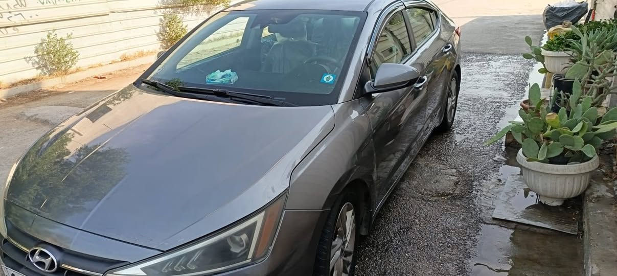 سلام عليكم هونداي النتره للبيع 

موديل 2020 امريكي 

حساسات 

محرك 2000دوش 

صدر ومحرك بلاد عل شركه 

تخم تاير جديد وباتري جديد 

حادث موضح بل صور  
 
السياره نضيفه ماشيه 50 الف 

 السياره باسمي 

رقم انكليزي.  بغداد 
 
السعر 13,500$ 
وبيهه مجال 

العنوان بغداد حي الجهاد الضباط 
او حي الجامعه 

للاستفسار ***********
