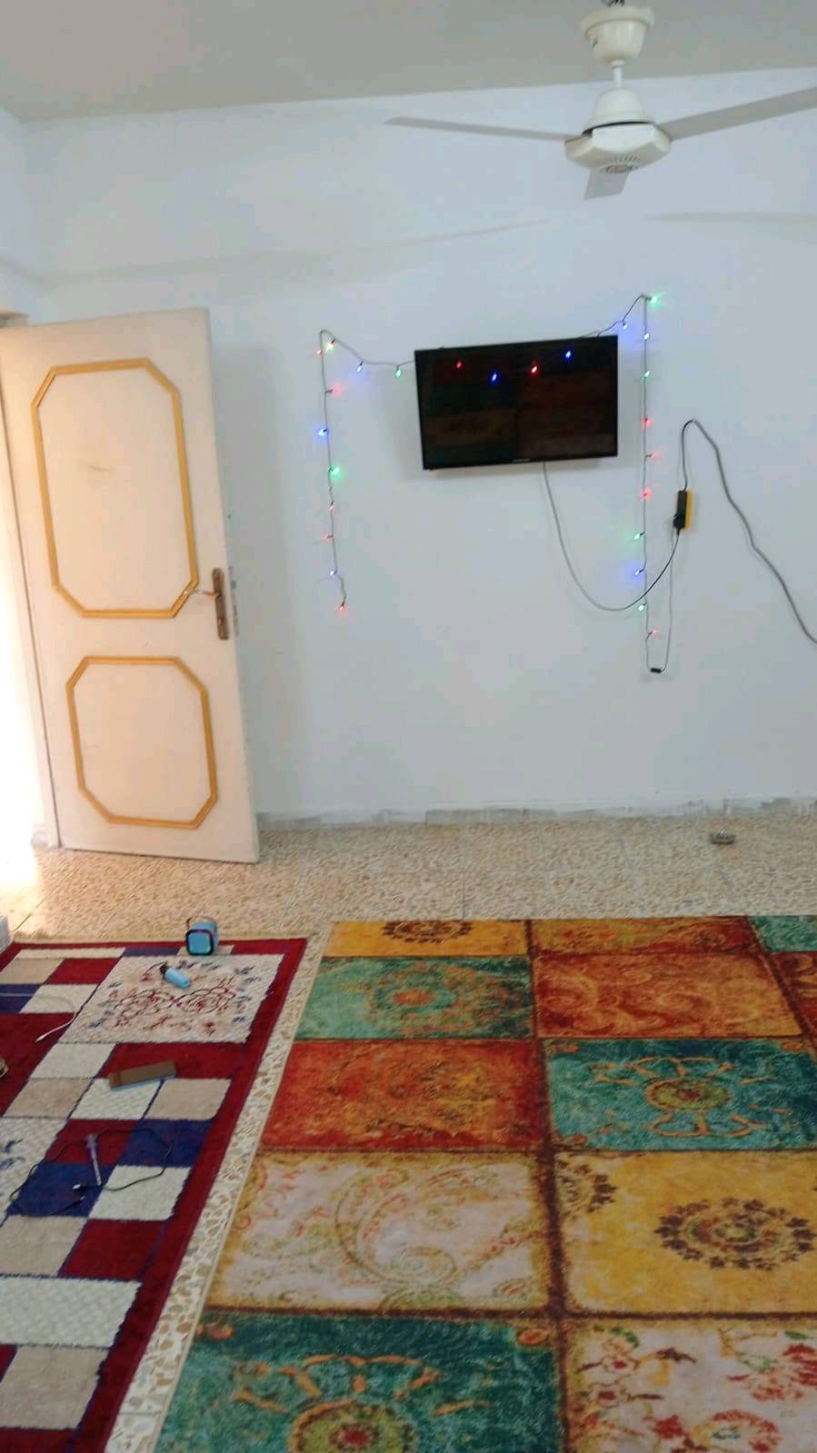 بيت للبيع في حي الجهاد مساحة 250 متر حديقه استقبال مطبخ غرفه بلاخير حمامات عدد2 وترك فوك غرفتين وسطح بيت ذوي الشهداء وزارة الاعمار والاسكان باقي. بس تميلك سعر 375مليون وبيه مجال الاستفسار اتصال على الرقم ***********