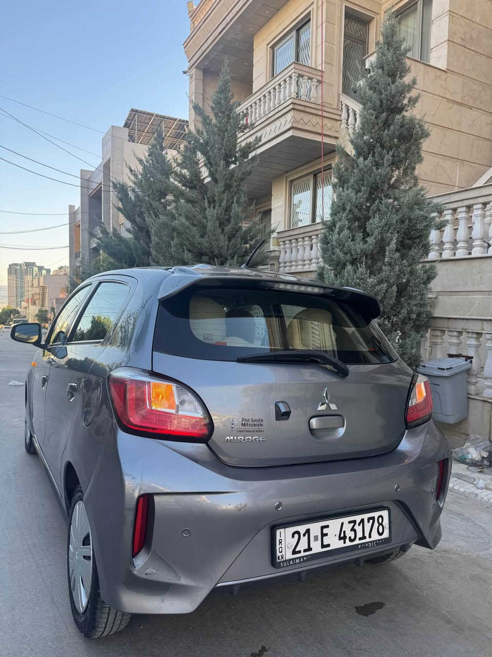 Mitsubishi Mirage 2023 ( HatchBack )
میراج 2023 
ماوەی ڕۆشتن 14,000 mile
سەنەوی تا 2030 تازەیە بێ کێشەیە بیکە بە ناوی خۆتەوە، هیچ غەرامە و شتی تیا نییە
سێرڤسی تازە کراوە و ڕۆنیشی گۆڕاوە، سەیارەکە هیچ کێشەیەکی نیە گێڕ و مەکینەی لۆکە زۆر کەم ڕۆشتووە
مەکینەی 1.2L ی سێ بستۆنە بەنزین زۆر زۆر کەم ئەخوات
حاسەی هەموو لاکانی هەیە، 
کامێرای بەگی هەیە، 
هەر چوار جامی کارەباییە،
شاشەی گەورەیە بێ کێشەیە و سەریعە، 
تەبریدی بە شەرت
مۆدی Eco و Sport و ئاساییشی هەیە

ئێرباگی شان و سوکانی تەقیوە بۆی دانراوەتەوە و سیستەم کراوە

یەک بستی بۆنیدی بۆیاخە و یەک بستی چەمەلەقی دواوە PDR ی هەیە ڕەسمی سۆنەریم داناوە

نرخی ٩٦$ گەڵا و مەجالێکی برایانەی تیایە
لە سلێمانیم

*********** السليمانية, العراق
