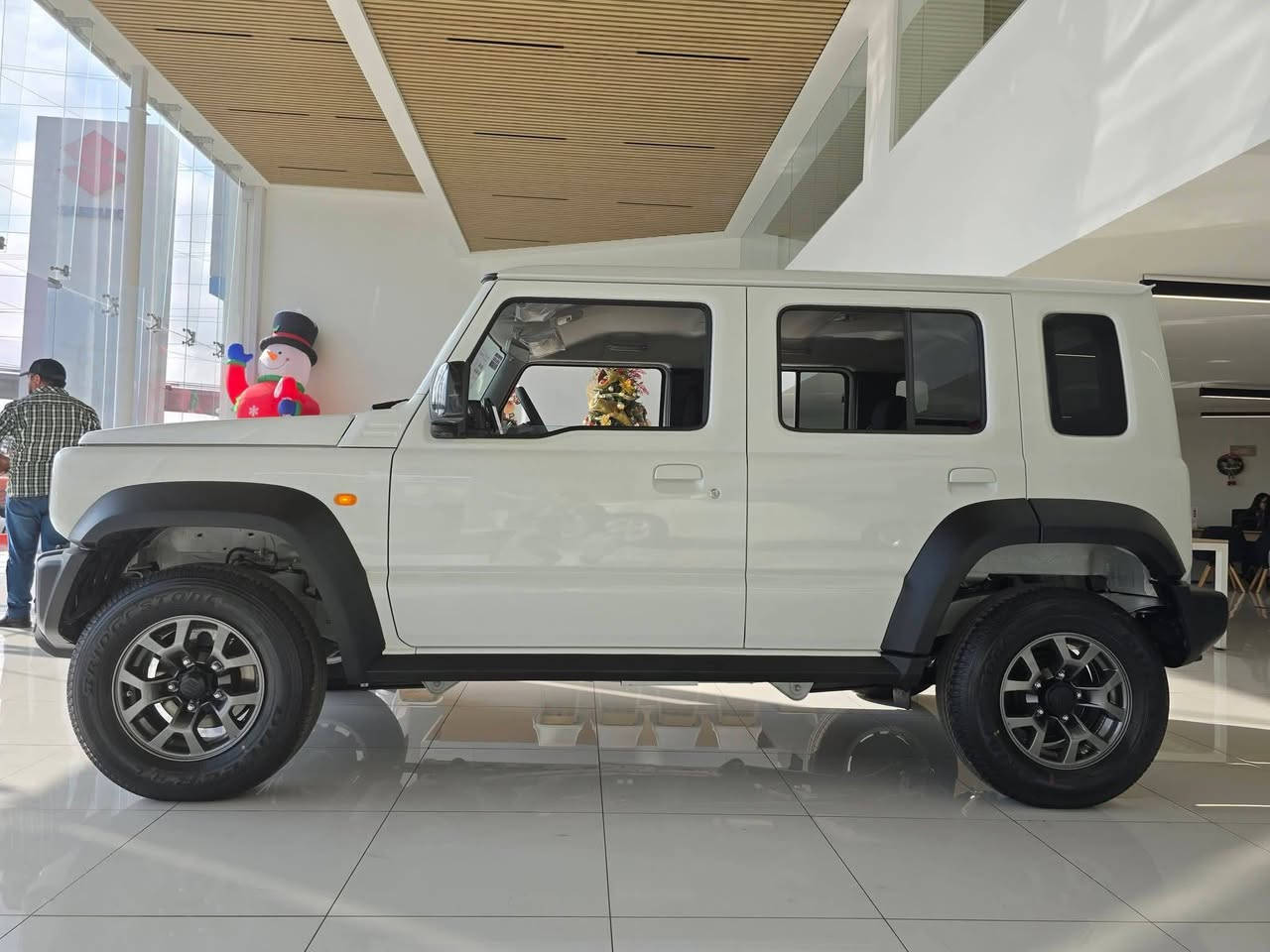 جمني ٢٠٢٥ رقم بغداد ماشي ٣٠٠٠كم ***********واتس اب ***********
