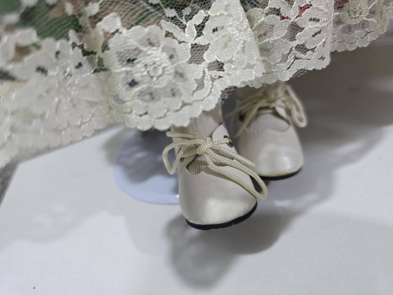 دمية بورسلين عتيقة انتيكة قطعة اصلية مختومة  (Vintage Porcelain Doll) تُعرف باسم "دانييلا" (Daniella) من مجموعة "The Classique Collection" الشهيرة
.الدمية مصنوعة من بورسلين البسكويت الناعم (Fine Bisque Porcelain)، ومزينة بملامح مرسومة يدوياً وملابس كلاسيكية مزخرفة بالدانتيل 
الحجم 40 سم 
السعر 30 الف


**إذا كنت صاحب هذا الإعلان وتريد حذفه لأي سبب، رجاءا أرسل رسالة إلى الدعم الفني**