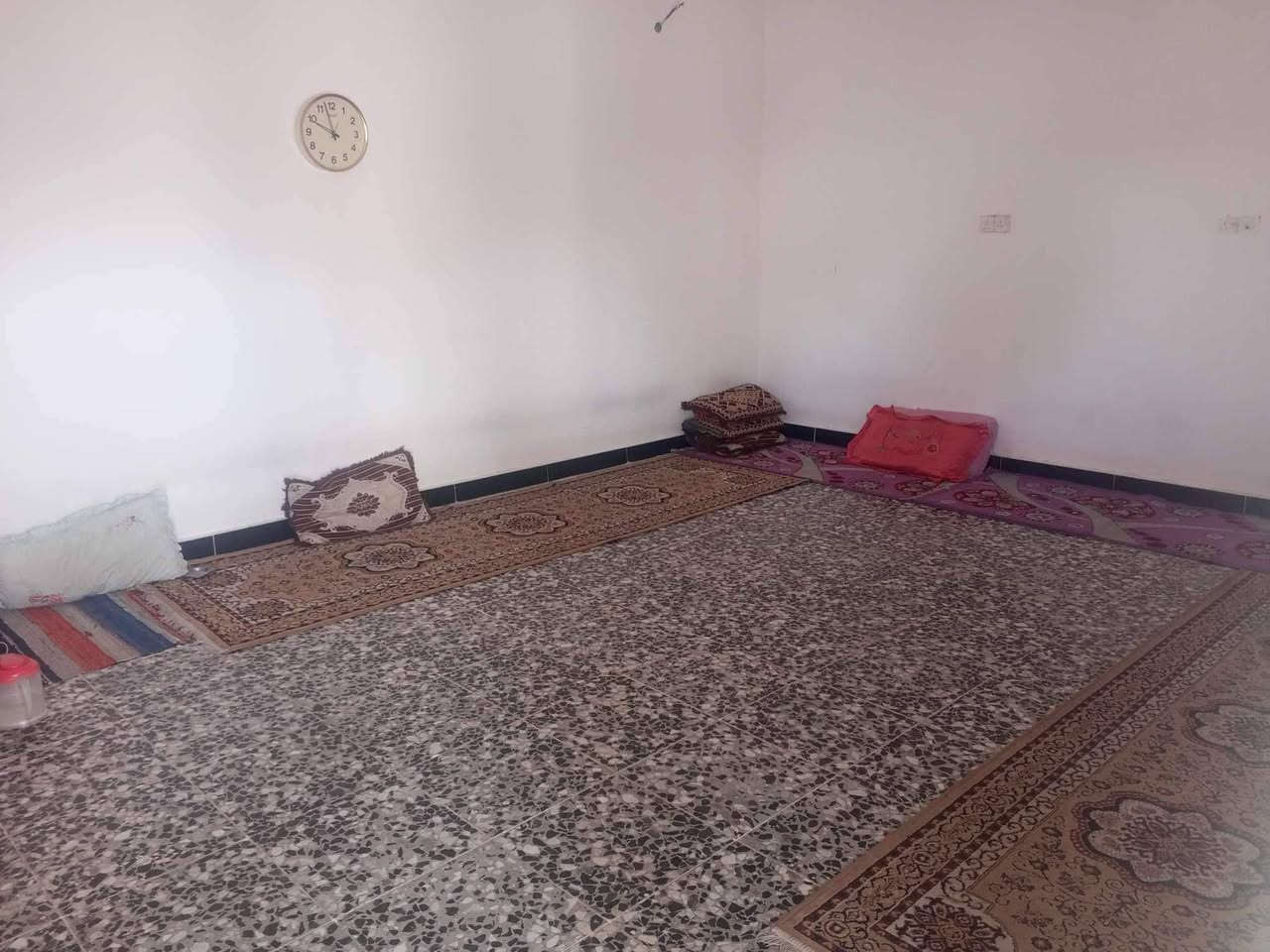 سلام عليكم بيت للبيع في منطقة الجعاره جميع الخدمات متوفره مساحة البيت 212م يتكون البيت من غرفتين وصاله استقبال ومطبخ وحمام داخلي السعر 65وقابل للتفاوض للتصال***********
