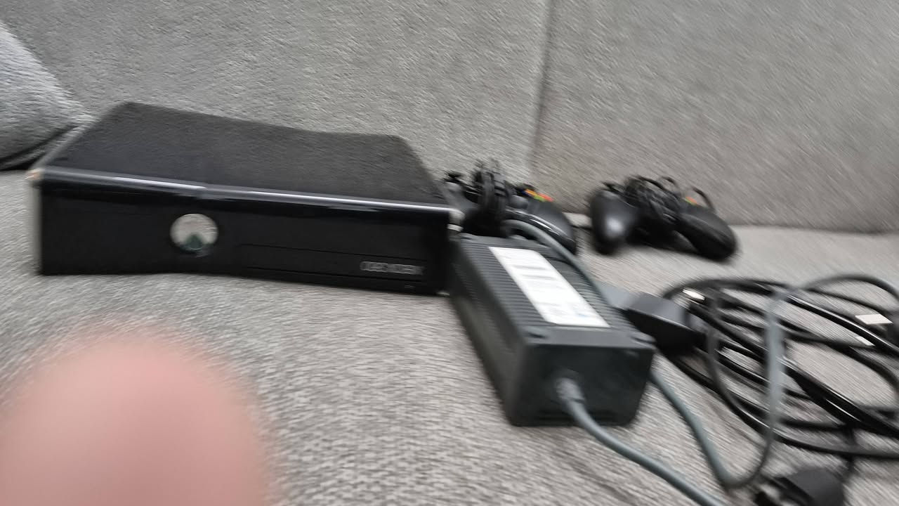 اكس بوكس 360 مستخدم قليل جدا طبعن كل غراضه معاه مع يده يدتين طبعن الجهاز هارد داخلي 150 لعبه كلهن العاب عالميه طبعن كل ملحقاته معاه السعر 150 او بي مجال *********** مشتريه قبل شهر
