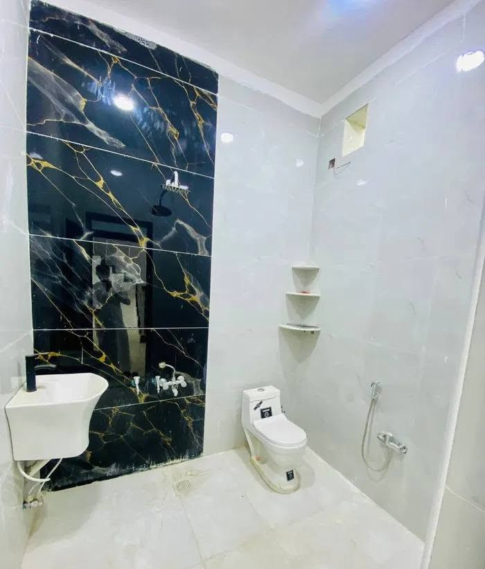 منزل للبيع – أبو الخصيب / أبو الجوزي
إذا تبحث عن بيت حديث وجاهز للسكن، فهذا الخيار يستحق المعاينة.
📍 الموقع: البصرة – أبو الخصيب – أبو الجوزي – قرب معمل ثلج اللامي
📐 المساحة: 150 م²
 طابق ونصف
 3 غرف نوم
📄 السند: طابو عراقي صرف
 شارع 10 متر
 المواصفات: 
 بناء درجة أولى 
صبغ جوتن كامل
أبواب تركية درجة أولى
شبابيك ألمنيوم
 منظومة غاز
 ماطورات وبوسترات صاعد ونازل
 مقطورة ماء إسالة ومقطورة ماء للشرب
سخان ماء (كيزر) مركب وجاهز
كهرباء شغل درجة أولى
 جاهز للسكن مباشرة
 السعر: 140 مليون دينار عراقي
📞 للاستفسار والمعاينة:
***********
