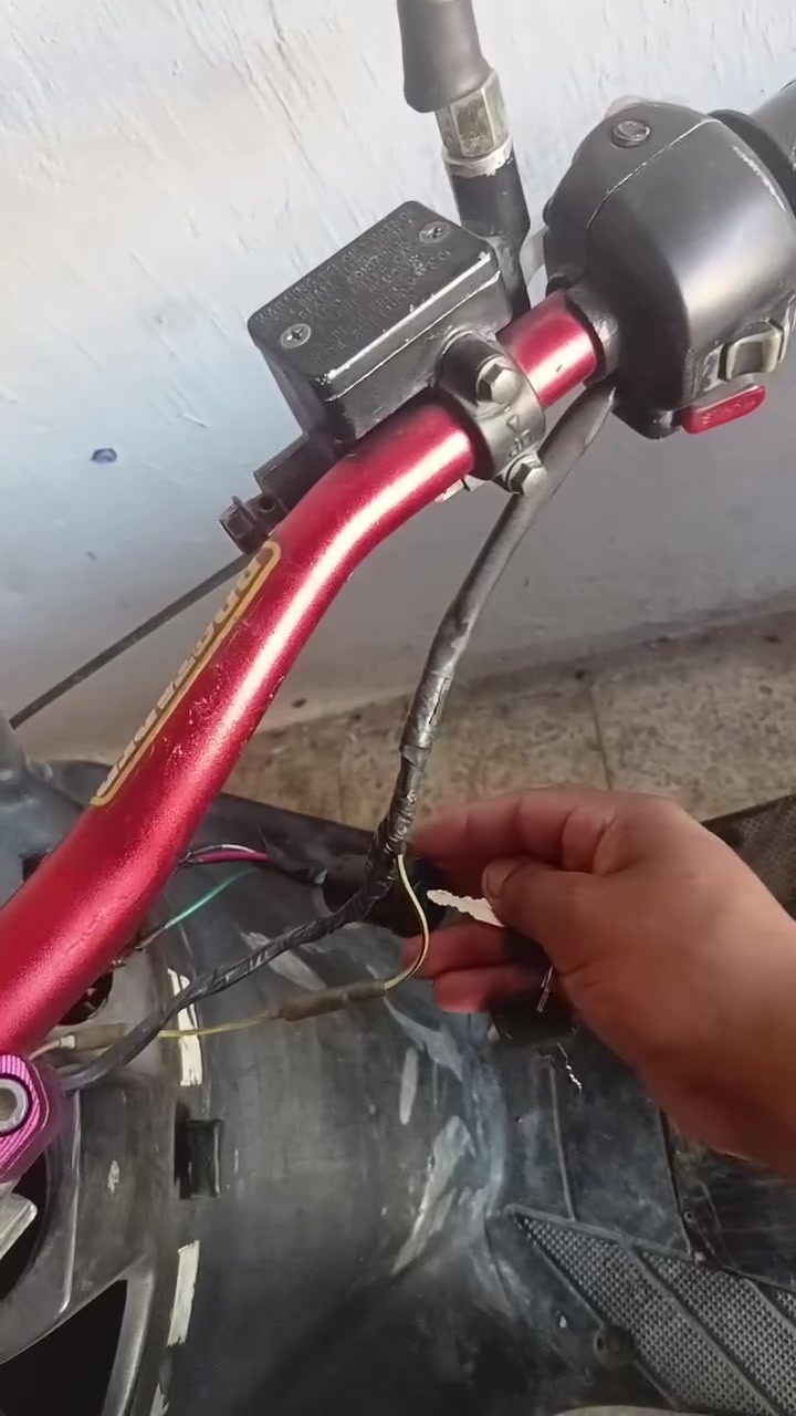 سلام عليكم 
دراجه يوميه لكزز
مكينه125سي سي
شلعه ومعدل سرعه
٨٠ دراجه بيه نواقص 
بسيطه سعر350 وبيه مجال مكاني بغداد  الوشاش ***********

