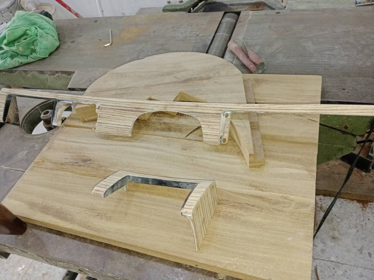 نجاره الخفاجي عمل دب و جانبو اعمل صبغ وكشره  انسب الشعار  مكاني نجف كوفه قرب جسر الامام علي مجاور عمر الطريحي ***********
