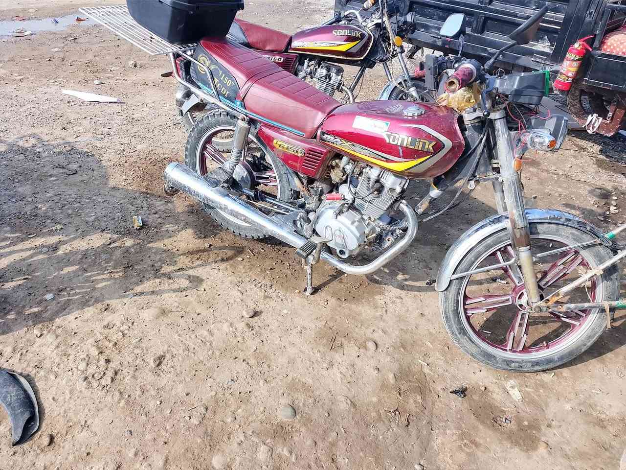 السلام عليكم 
سيفان موديل21 محدث23 محرك جني 
محرك مفتوح ومضبط على اخر حبايه أخرس ماله حس
صالنصه رياضي او تريدها كاتم 
السعر325وبي مجال
***********
