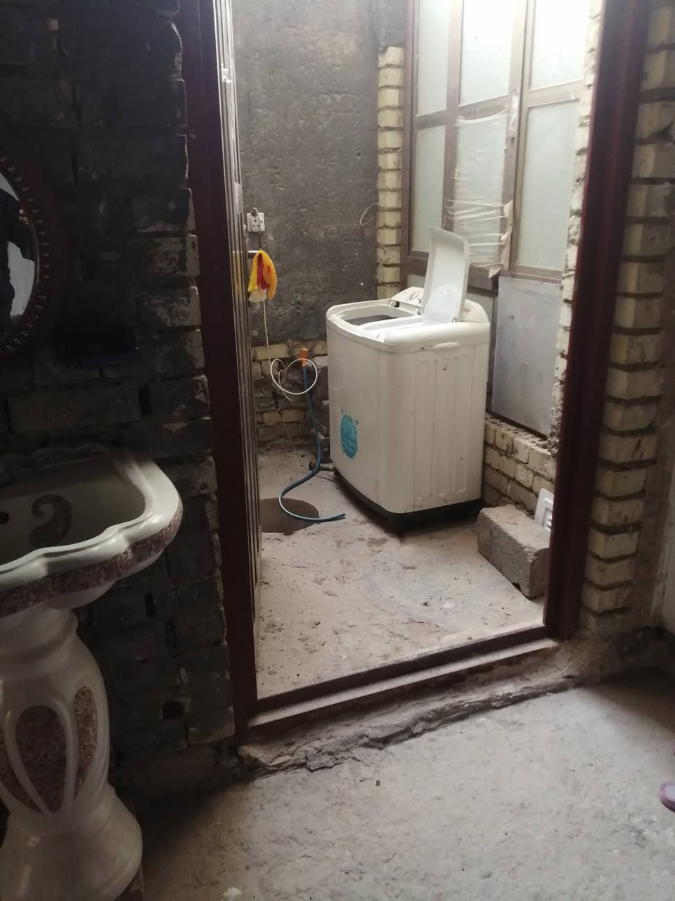 السلام عليكم بيت للايجار
موقع الشهداء خلف عمارة الجنابي
الشارع الثاني
مساحه البيت ١٢٥ متر
هول ومطبخ
صاله
مناور عدد ٢
غرفة نوم
مزود البيت بتانكي وماطور ماء
مزود بخط مولد
بدل الإيجار ٢٥٠ قفل
عائله صغيره فقط
الارضيه صبه موضح بالصور
للاستفسار *********** وتساب
