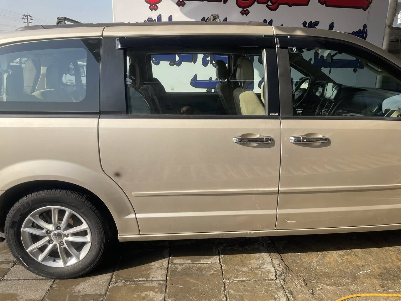 السلام عليكم 
دوج كرفان 2014
لبيع 140$
ماشيه 78 ميل حقيقي
5 قطع صبغ بيه
منضومه غاز بيه
جاهزه سياره الف دينار متصر عليه
مكان بغداد البياع 
الاتصال
***********
