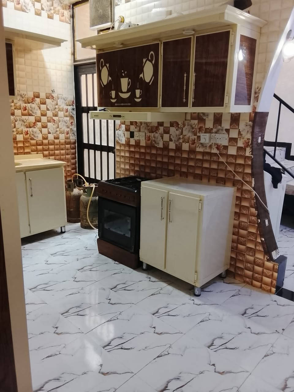 بيت للبيع
مساحه 100
تاميم القادسيه الثانيه قرب صالح دوحان 
سعر 85 قابل للتفاوض 
***********
