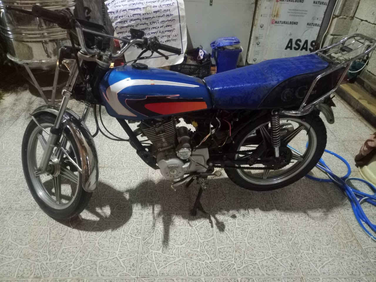 السلام عليكم دراجة سيفان موديل 20 باب اول  دراجة كلها شغالة نقصها كهربائيات مفتوحة هندر واحد وشرط السلف بس ترتب كهرباء وكلا شغال تايرات جوابة جديد سعرها 250 وانزلك منها حك الكهرباء  مكاني تكريت ديوم 
***********
