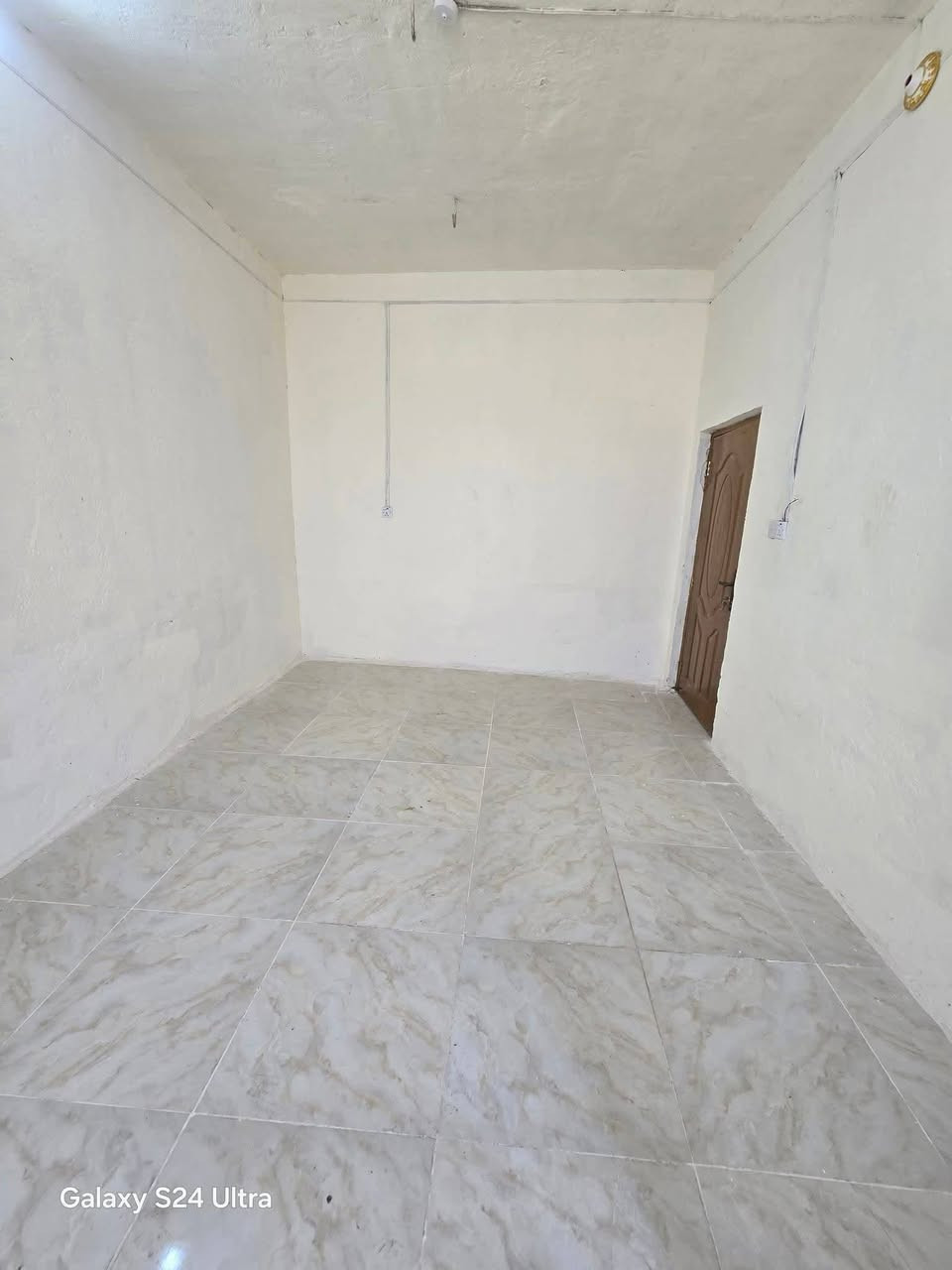 بيت بناء طابوك السقف صب كونكريت المساحه 100 متر غرفه وصاله واستقبال ومطبخ وصحيات  وممر مكان شارع المطار القديم قرب اسواق الامير 
كل الخدمات متوفره 
للبيع او مراوس أو اجار الاتصال ع رقم ***********
