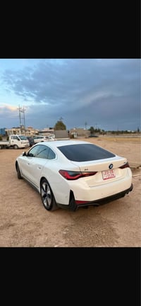 i4 eDrive • ٢٠٢٤ • داخل احمر