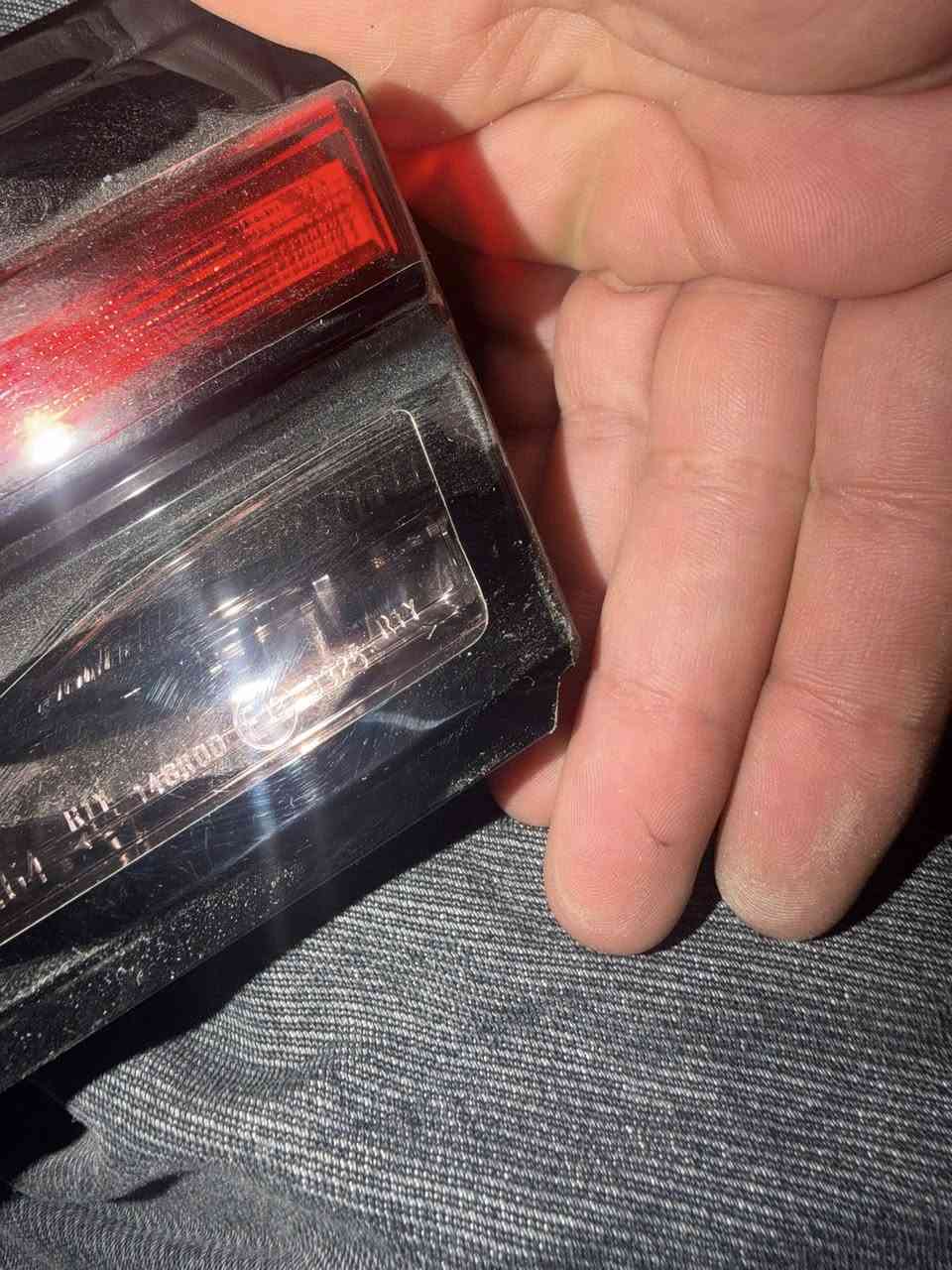 السلام عليكم
*مسطرة خلفية كراون خلفيه 23-26 
تفصيخ امريكي بيها ضرر بسيط موضح بالصور واغلب قطعها المكسوره وياها 
* علامة خلفيه كامله مع القاعدة 
***********
