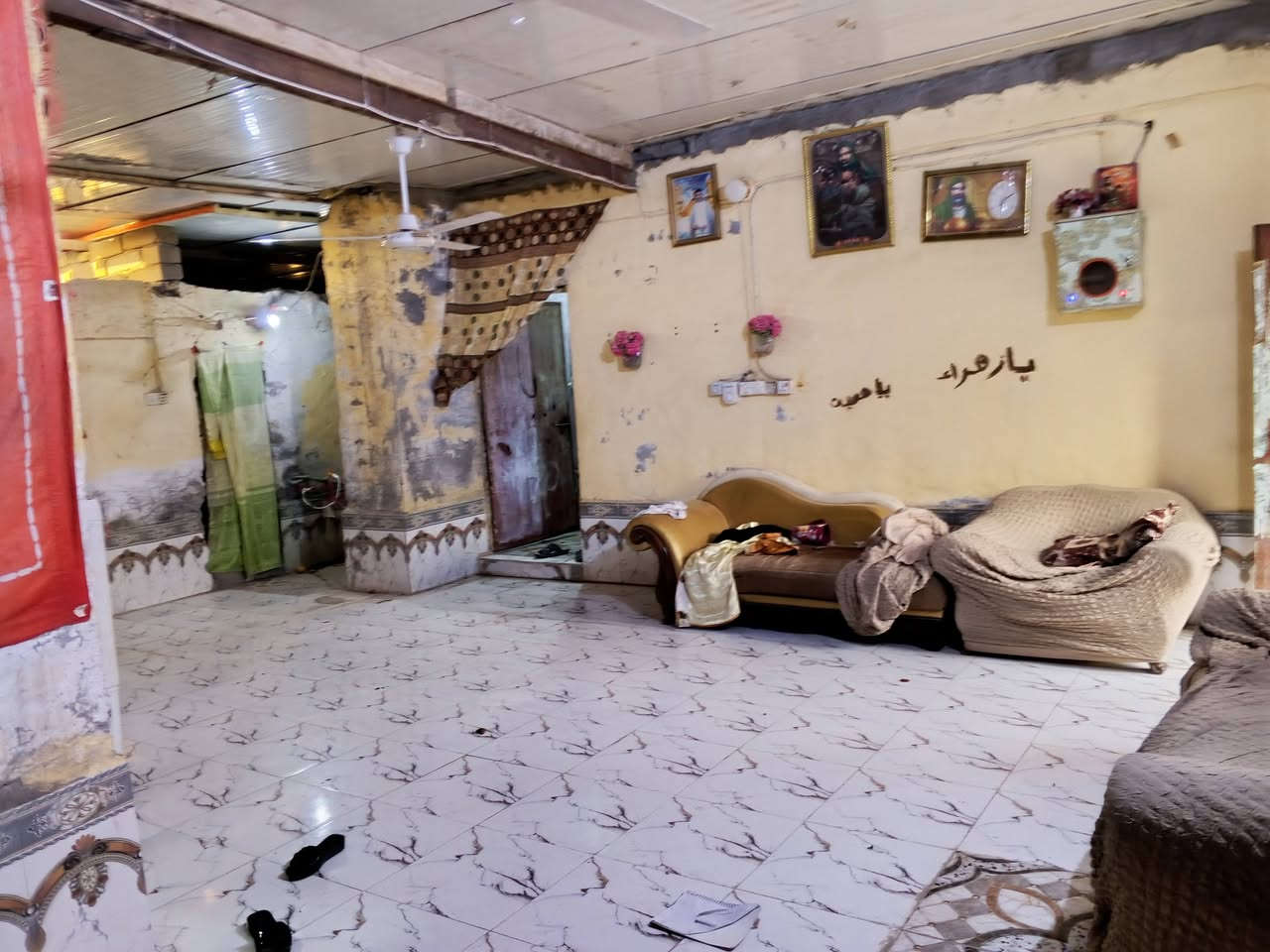 سلام عليكم بيت تجاوز في اريدو  قرب مجمع لكفيل تفاصيل لبيت يحتوي علا 4 غرف و صاله2 صالهو ستقبل 
مطبخ  4\5
غرفه عكاده 4/3ونص
غرفه 4/5
غرفه7/5
غرفه3/4
صاله 8/4
ستقبل 4/6
طارمه كيبره 
حداق ثنين خارجيه و داخليه 
سقف سندويج 
ارضي سراميك 
سعر 17وبي مجال 
لاستفسار***********
