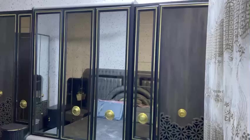 السلام عليكم ورحمة الله وبركاتة  عندي غرفه نوم للبيع تكمـه تركيه نضيفه مثل ماوضحلكم بالفيديو والصور اني الغرفه تحتوي على 10 قطع للاستفسار عالسعر الاتصال على الرقم ***********
